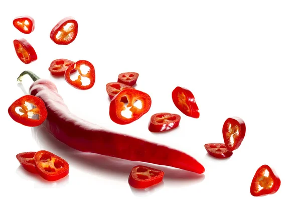 Chili Peppar Skivad Ringar Närbild Flyger Luften Vit Bakgrund — Stockfoto