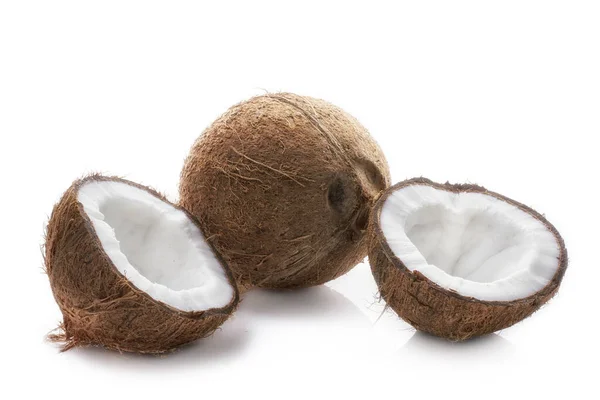 ココナッツオープン 白い背景に隔離された熟したココナッツの閉鎖を半減 — ストック写真
