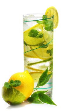 Limon suyunu tazeliyorum. Taze limon dilimleri ve nane yapraklı limon ve buz ve hava kabarcıklarıyla dolu soğuk bir bardak. Temiz yemek, kilo kaybı, sağlıklı yaşam tarzı konsepti. Yakın plan. Beyaz arkaplanda izole