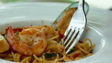 İtalyan spagetti çatalı alır