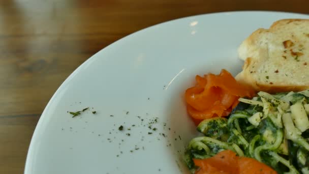 Italiaanse pasta met zalm — Stockvideo