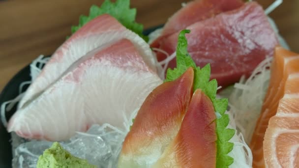 Verscheidenheid van sushi op plaat — Stockvideo
