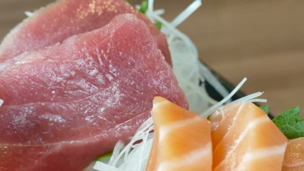 Разнообразие суши на тарелке — стоковое видео