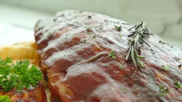 Μπάρμπεκιου χοιρινό κρέας με σαλάτα — Αρχείο Βίντεο