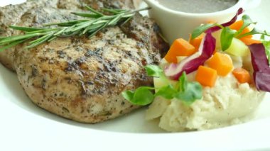 Salata ile domuz Barbekü 