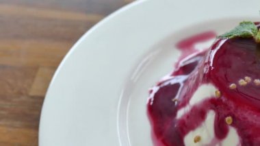 tatlı lezzetli pasta plaka üzerinde 