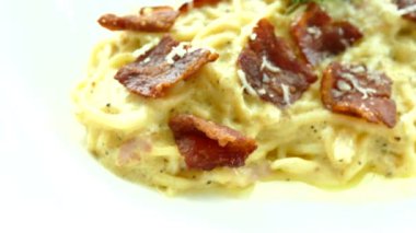 plaka üzerinde pastırma ile makarna