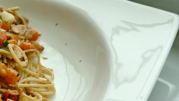 Espaguetis con carne de pollo en el plato — Vídeos de Stock