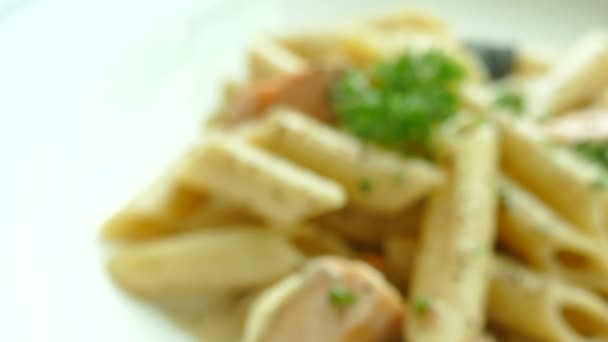 Итальянская паста с лососем — стоковое видео