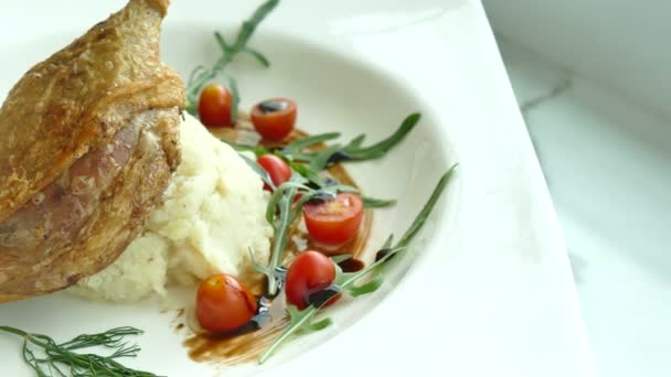 Курица с картофельным пюре на тарелке — стоковое видео