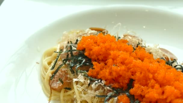 Italiaanse pasta met zeevruchten — Stockvideo