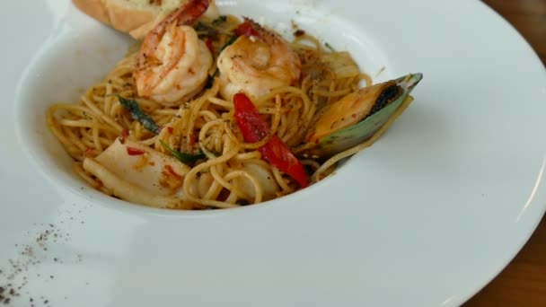 Espaguete italiano com frutos do mar — Vídeo de Stock