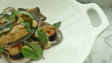 istiridye otlar ve sarımsak ile 