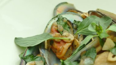 istiridye otlar ve sarımsak ile 