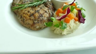 Izgara domuz pirzolası.