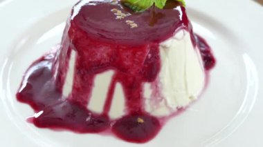 Panna cotta tatlı