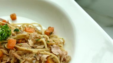 Tabak spagetti tuna