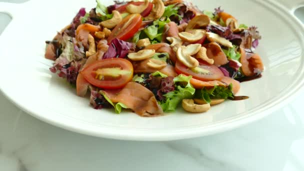 Ensalada de salmón ahumado — Vídeos de Stock