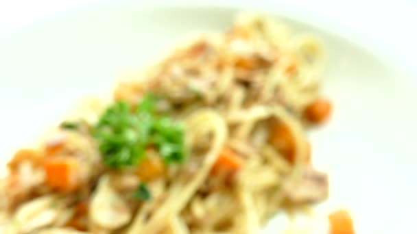 Спагетти с тунцом в тарелке — стоковое видео