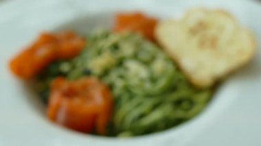 Spagetti pesto somon ile 