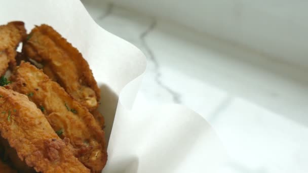 Poulet frit sur assiette — Video