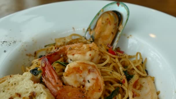 Спагетти с пряными морепродуктами — стоковое видео