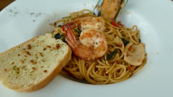 Spaghetti frutti di mare piccanti — Video Stock