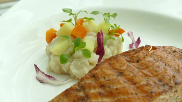 Stek z grilla mięso łososia — Wideo stockowe
