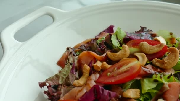 Копчений лосось салат — стокове відео