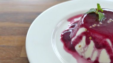 Panna cotta tatlı