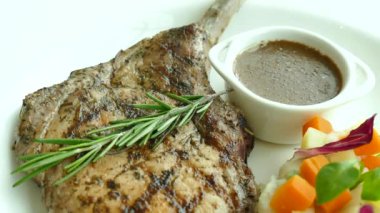 Izgara domuz pirzolası.