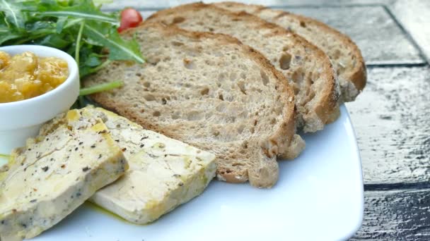 Foie gras con pan y verduras — Vídeo de stock