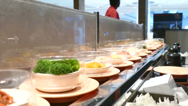 Sushi en la cinta transportadora — Vídeo de stock