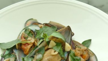 Beyaz şarap soslu kızarmış midye