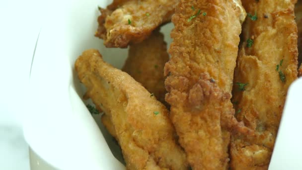 Poulet frit dans une assiette blanche — Video