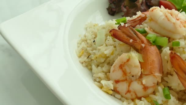Жареный рис с креветками сверху — стоковое видео