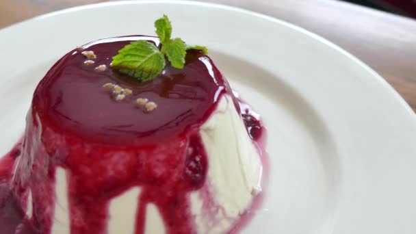 Postre Panna cotta con gelatina de fresa — Vídeos de Stock