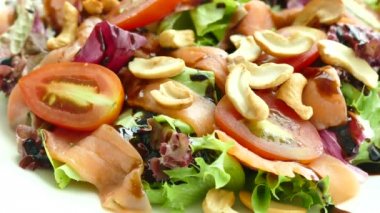 buluşma, marul ve kaju fıstığı salatası