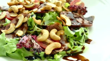 buluşma, marul ve kaju fıstığı salatası