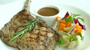 plaka üzerinde Sebzeli tavuk