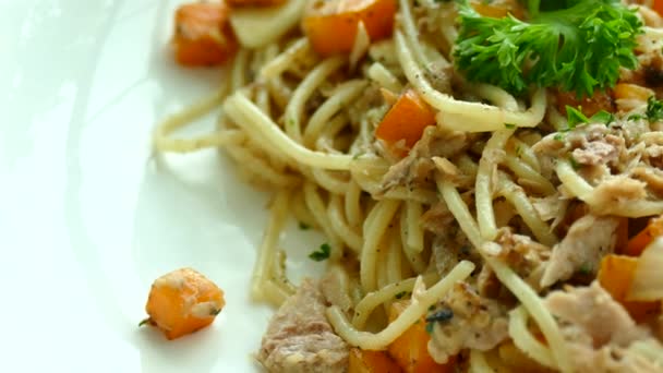 Спагетти-тунец на тарелке — стоковое видео