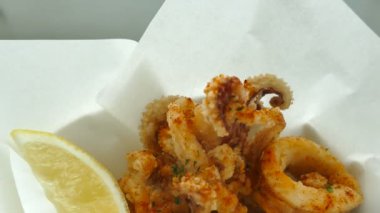 kavrulmuş ahtapot ve kalamar halkaları