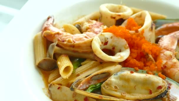 Italian pasta with seafood — Stock Video
