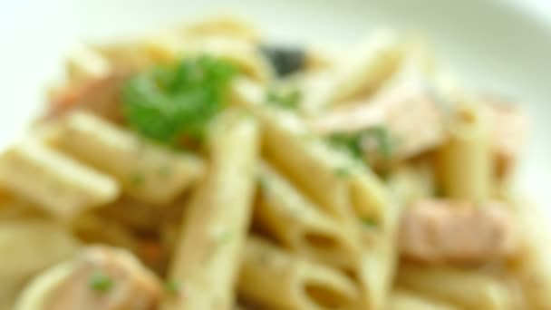 Italiaanse pasta met zalm — Stockvideo