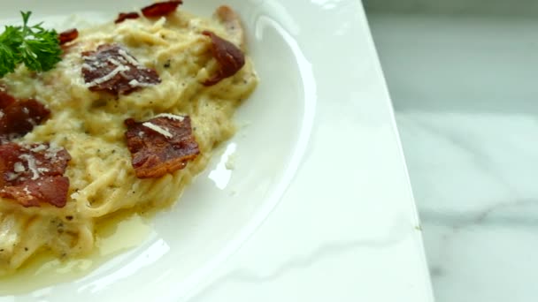 Espaguete com bacon na placa — Vídeo de Stock