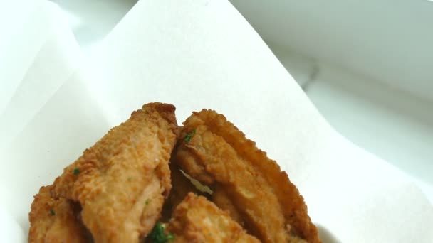 Trozos de pollo asado en el plato — Vídeo de stock