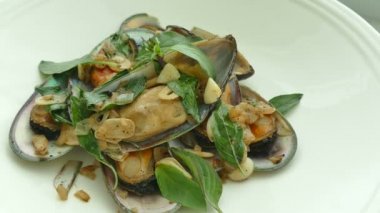 Beyaz şarap soslu kızarmış midye