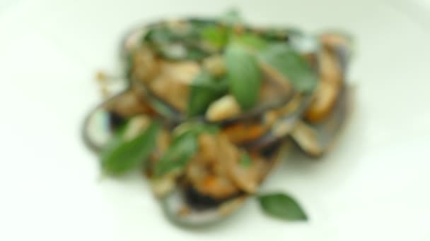 Fried mussel with white wine sauce — Stock Video
