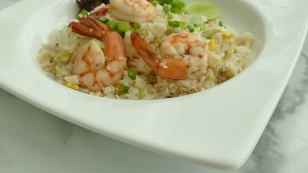 Arroz frito con gambas encima — Vídeo de stock