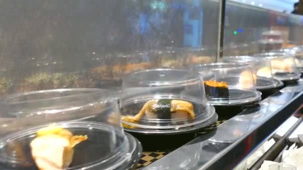 Sushi moviéndose en cinta transportadora — Vídeos de Stock